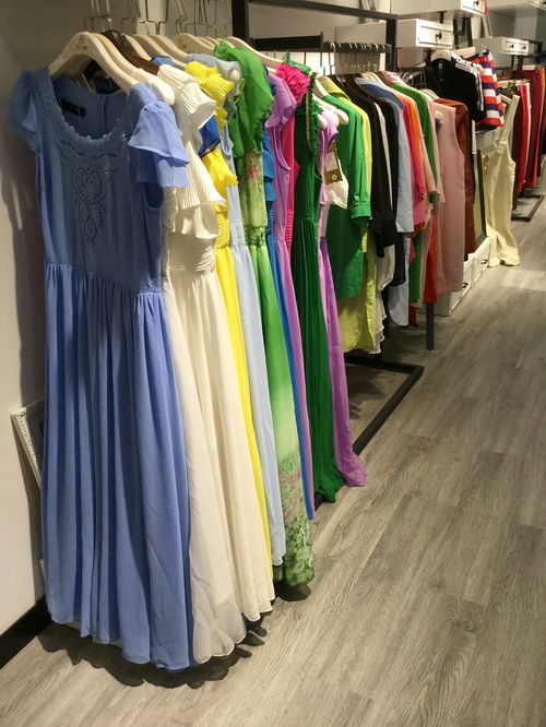 沁县女装批发新风尚 棉麻衬衣与大版衫的落肩袖设计魅力